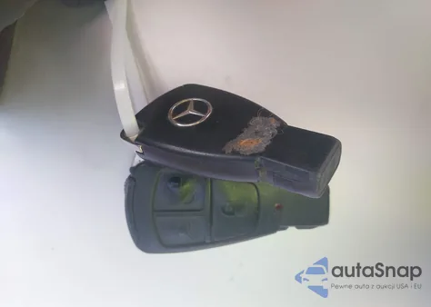 2000 Mercedes-Benz E 320 from USA, damaged, VIN WDBJF65J7YB004634